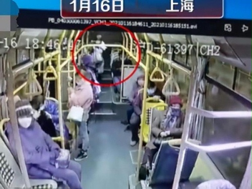 【痛心】视频监控系统记录下，上海公交车急刹车女乘客被甩2米远